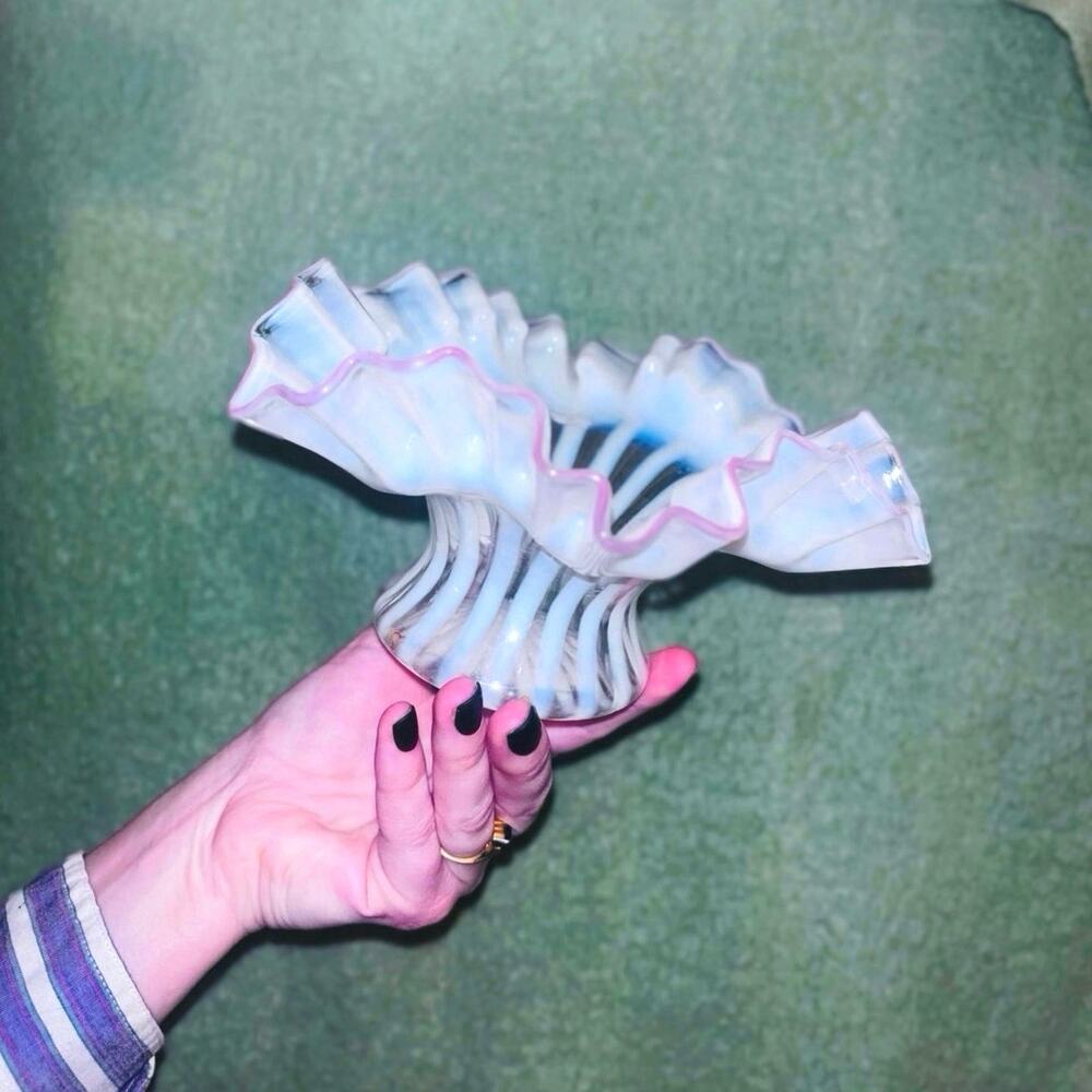 Vtg 1930s Fenton “Pansy Posy” Opalescent Swirl Vase w/Crimped Pink Trim